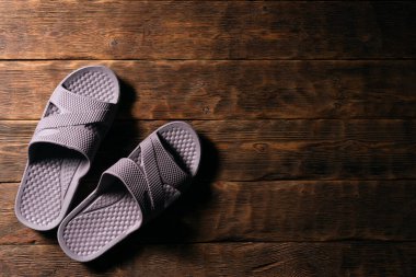 Düz zemin zemin üzerinde fotokopi alanı olan çift terlik ayakkabısı.