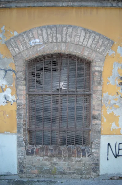 Detalj av ett fönster i en gammal övergiven byggnad — Stockfoto