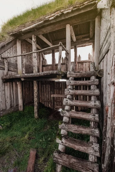 Uma aldeia viquingue abandonada. Telhados Sod, telhados de relva. Aldeia localizada no fundo de uma montanha alta na Islândia — Fotografia de Stock