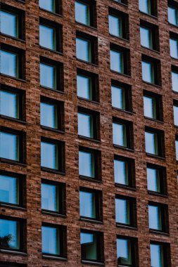 Binanın ön cephesi modern tiplere göre. Linney duvarları, pencereler, simetrik fotoğrafçılık. İnşaatta bitirme malzemeleri. İş Merkezi