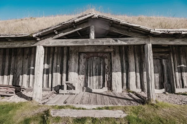 Uma aldeia viquingue abandonada. Telhados Sod, telhados de relva. Aldeia localizada no fundo de uma alta montanha na Islândia — Fotografia de Stock