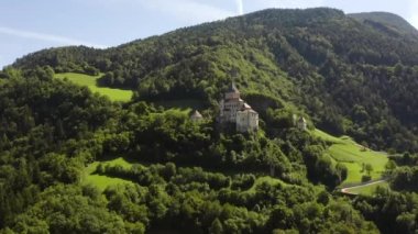 İtalya 'nın yeşil tepesinde Castel Trostburg' un panoramik video çekimi.