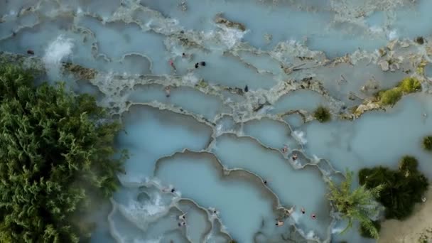 Saturnia vízesések és hőforrások, Toszkána, Olaszország. Légi felvétel felülről. — Stock videók