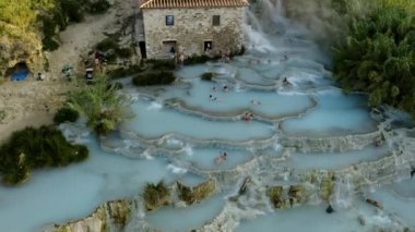 Saturnia şelaleleri ve kaplıcaları, Toskana, İtalya. Yukarıdan hava görünümü.