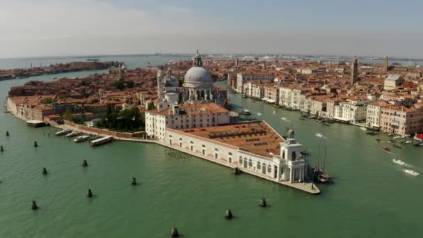 Zdjęcie lotnicze Wenecji i Canal Grande, Włochy. Słoneczna pogoda. włoski. — Wideo stockowe