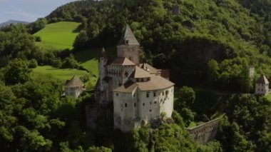 İtalya 'nın yeşil tepesinde Castel Trostburg' un panoramik video çekimi.