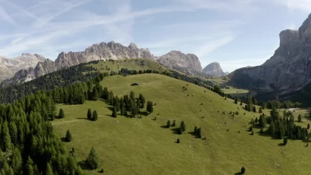 İtalyan Alp Dağları 'nda yılan gibi. Gardena pasosu, Passo Gardena, Rifugio Frara, Dolomiti, Dolomitler, Güney Tyrol, İtalya, UNESCO Dünya Mirası. — Stok video