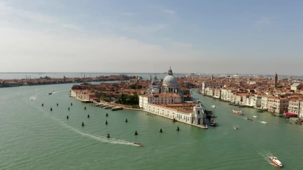 Luftfoto af Venedig by og Canal Grande, Italien. Solrigt vejr. Italiensk. – Stock-video