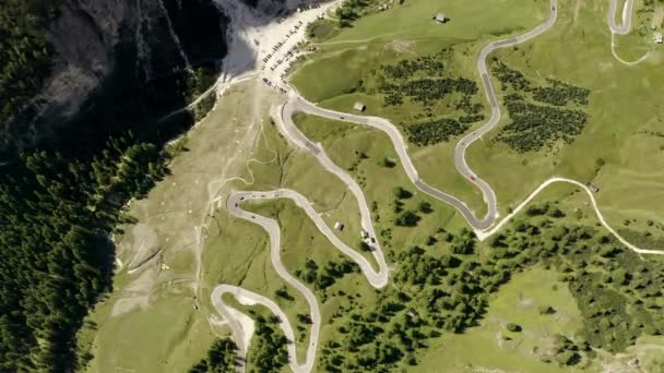 Serpentin i de italienska Alperna. Gardena pass, Passo Gardena, Rifugio Frara, Dolomiti, Dolomiter, Sydtyrolen, Italien, Unescos världsarv. — Stockvideo