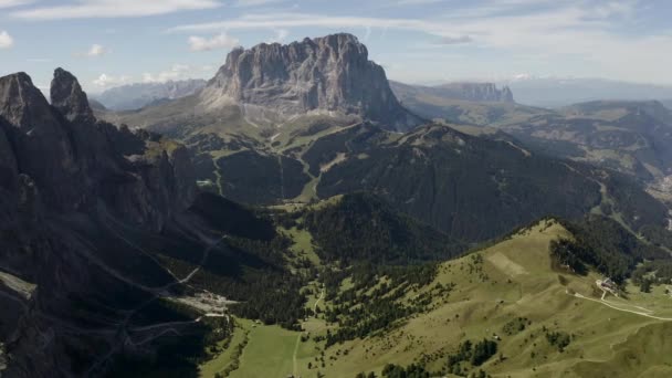 Serpentina v horách italských Alp. Gardena přihrává. Passo Gardena, Rifugio Frara, Dolomiti, Dolomity, Jižní Tyrolsko, Itálie, světové dědictví UNESCO. — Stock video