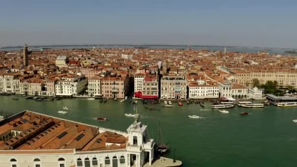 Flygfoto av Venedig stad och Canal Grande, Italien. Soligt väder. Italienska. — Stockvideo