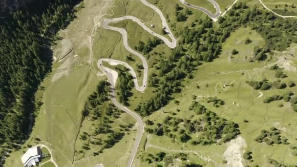 Serpentin i de italienska Alperna. Gardena pass, Passo Gardena, Rifugio Frara, Dolomiti, Dolomiter, Sydtyrolen, Italien, Unescos världsarv. — Stockvideo
