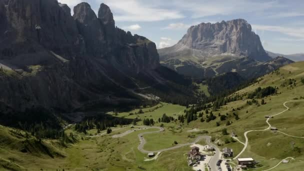Szerpentin az olasz Alpokban. Gardena passz. — Stock videók