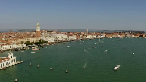 Innspilling fra luften av Venezia by og Grand Canal, Italia. Solskinn. Italia. – stockvideo