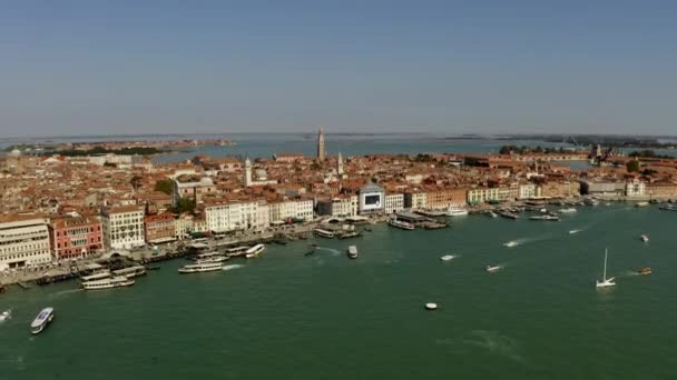 Luchtopname van Venetië stad en Grand Canal, Italië. Zonnig weer. Italiaans. — Stockvideo