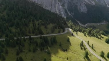 İtalyan Alp Dağları 'nda yılan gibi. Gardena pasosu, Passo Gardena, Rifugio Frara, Dolomiti, Dolomitler, Güney Tyrol, İtalya, UNESCO Dünya Mirası.