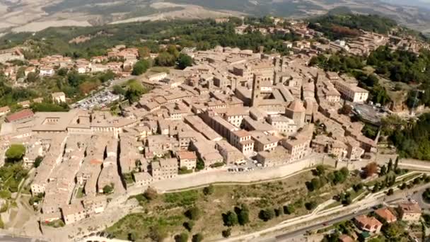 Uma vista pitoresca da cidade de Volterra, na Toscana, Itália. Panorama da cidade a partir de uma visão panorâmica. Ruas estreitas e telhados feitos de telhas e azulejos. Viajar conceito italiano. Drone de vídeo. — Vídeo de Stock