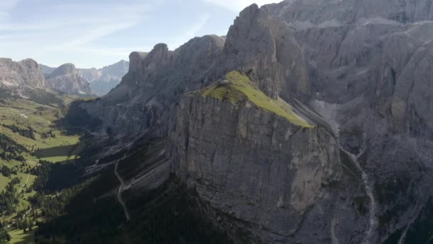İtalyan Alp Dağları 'nda yılan gibi. Gardena pasosu, Passo Gardena, Rifugio Frara, Dolomiti, Dolomitler, Güney Tyrol, İtalya, UNESCO Dünya Mirası. — Stok video