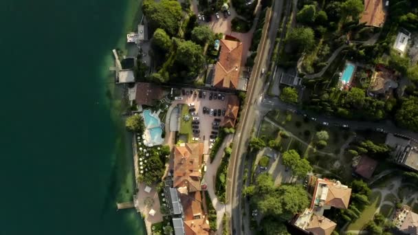 Gardasjöns natur i Italien. Ett pittoreskt landskap av berg och vatten. Hus på stranden. Begreppet vykort och resor. Temat turism. Flygvideo från drönaren. — Stockvideo