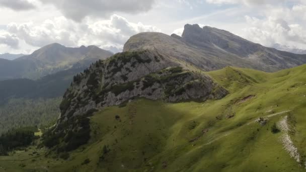 Serpentine dans les Alpes italiennes. Passage Gardena. Passo Gardena, Rifugio Frara, Dolomiti, Dolomites, Tyrol du Sud, Italie, patrimoine mondial de l'UNESCO. — Video