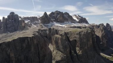 İtalyan Alp Dağları 'nda yılan gibi. Gardena kartı. Passo Gardena, Rifugio Frara, Dolomiti, Dolomitler, Güney Tyrol, İtalya, UNESCO Dünya Mirası.