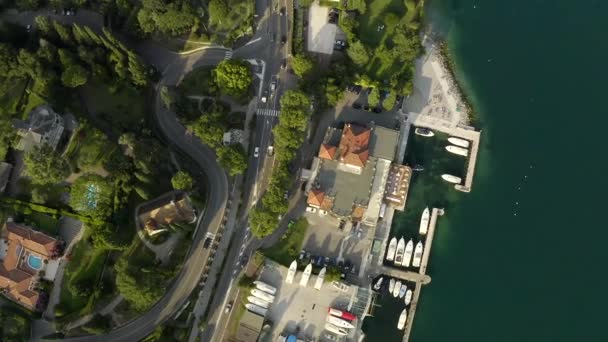 Příroda jezera Garda v Itálii. Malebná krajina hor a vody. Domy na břehu. Koncept pohlednic a cest. Téma cestovního ruchu. Letecké video z dronu. — Stock video