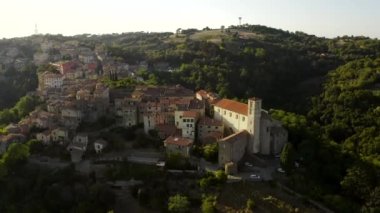 Scansano kasabası yukarıdan. Havadan güzel bir manzara. Geometrik sokaklar ve yollar. Tepelerde kiremitli çatılar ve ağaçlar. İtalya, Toskana 'da küçük bir şehir. İnsansız hava aracından görüntüle. 