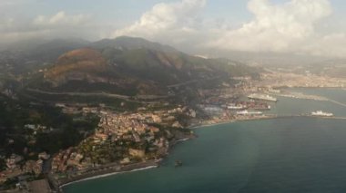 İnsansız hava aracından Vietnam konsolosu Mare ve Salerno İtalyan şehrine. Dağlar, İtalya. Turizm, seyahat ve seyahat kavramı. Güzel doğa.. 