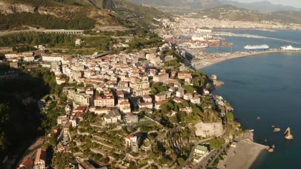 Vista aérea desde drone a Vietri sul Mare y Salerno ciudad italiana. Montañas, Italia. concepto de turismo, viaje y viaje. Hermosa naturaleza. — Vídeos de Stock