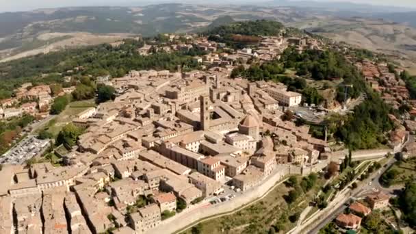 Μια γραφική θέα της πόλης Volterra στην Τοσκάνη, Ιταλία. Πανόραμα της πόλης από μια πανοραμική θέα. Στενά δρομάκια και στέγες φτιαγμένες από βότσαλα και πλακάκια. Ταξιδιωτική ιταλική έννοια. Βίντεο με drone. — Αρχείο Βίντεο