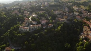 Scansano kasabası yukarıdan. Havadan güzel bir manzara. Geometrik sokaklar ve yollar. Tepelerde kiremitli çatılar ve ağaçlar. İtalya, Toskana 'da küçük bir şehir. İnsansız hava aracından görüntüle. 
