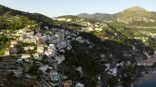 Aerial näkymä drone Vietri sul Mare ja Salerno Italian kaupunki. Vuorilla, Italiassa. käsite matkailu, matka ja matkustaminen. Kaunis luonto. — kuvapankkivideo