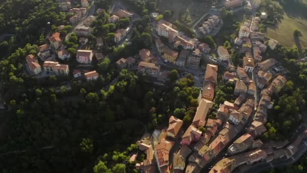 Scansano stad uppifrån. Flygfoto vacker utsikt. Geometriska gator och vägar. Kallade tak och träd på kullarna. Scansano liten stad i Toscana, Italien. Utsikt från drönare. — Stockvideo