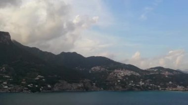 İnsansız hava aracından Vietnam konsolosu Mare ve Salerno İtalyan şehrine. Dağlar, İtalya. Turizm, seyahat ve seyahat kavramı. Güzel doğa.. 