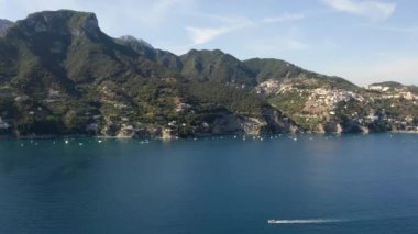 İnsansız hava aracından Vietnam konsolosu Mare ve Salerno İtalyan şehrine. Dağlar, İtalya. Turizm, seyahat ve seyahat kavramı. Güzel doğa.. 