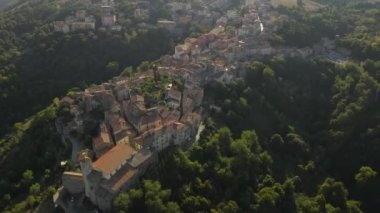 Scansano kasabası yukarıdan. Havadan güzel bir manzara. Geometrik sokaklar ve yollar. Tepelerde kiremitli çatılar ve ağaçlar. İtalya, Toskana 'da küçük bir şehir. İnsansız hava aracından görüntüle. 
