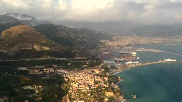 Vista aérea desde drone a Vietri sul Mare y Salerno ciudad italiana. Montañas, Italia. concepto de turismo, viaje y viaje. Hermosa naturaleza. — Vídeo de stock