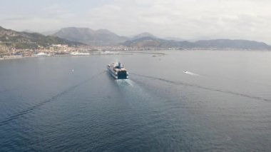 İnsansız hava aracından Vietnam konsolosu Mare ve Salerno İtalyan şehrine. Dağlar, İtalya. Turizm, seyahat ve seyahat kavramı. Güzel doğa.. 