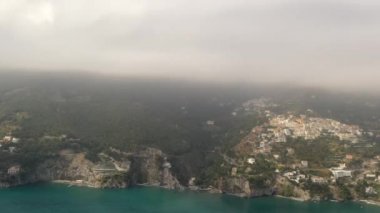 İnsansız hava aracından Vietnam konsolosu Mare ve Salerno İtalyan şehrine. Dağlar, İtalya. Turizm, seyahat ve seyahat kavramı. Güzel doğa.. 