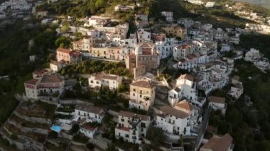 İnsansız hava aracından Vietnam konsolosu Mare ve Salerno İtalyan şehrine. Dağlar, İtalya. Turizm, seyahat ve seyahat kavramı. Güzel doğa.. 