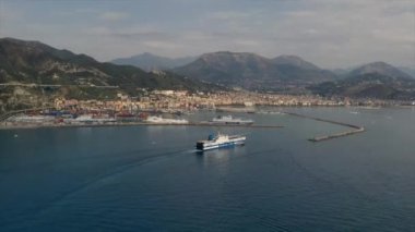 İnsansız hava aracından Vietnam konsolosu Mare ve Salerno İtalyan şehrine. Dağlar, İtalya. Turizm, seyahat ve seyahat kavramı. Güzel doğa.. 