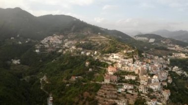 İnsansız hava aracından Vietnam konsolosu Mare ve Salerno İtalyan şehrine. Dağlar, İtalya. Turizm, seyahat ve seyahat kavramı. Güzel doğa.. 