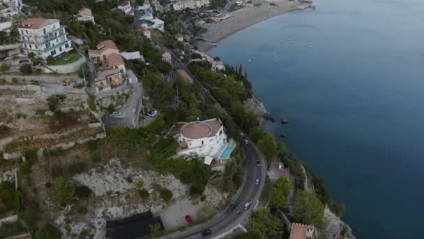 Letecký pohled z dronu do italského města Vietri sul Mare a Salerno. Hory, Itálie. koncepce cestovního ruchu, cestování a cestování. Krásná příroda. — Stock video