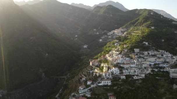 Vista aérea desde drone a Vietri sul Mare y Salerno ciudad italiana. Montañas, Italia. concepto de turismo, viaje y viaje. Hermosa naturaleza. — Vídeos de Stock