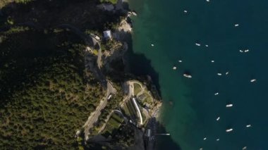 İnsansız hava aracından Vietnam konsolosu Mare ve Salerno İtalyan şehrine. Dağlar, İtalya. Turizm, seyahat ve seyahat kavramı. Güzel doğa.. 