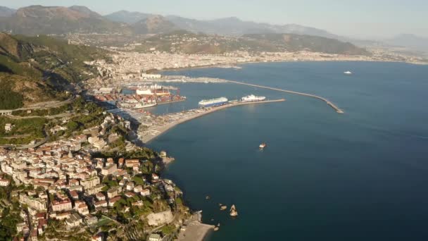 Vista aérea desde drone a Vietri sul Mare y Salerno ciudad italiana. Montañas, Italia. concepto de turismo, viaje y viaje. Hermosa naturaleza. — Vídeos de Stock