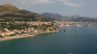 İnsansız hava aracından Vietnam konsolosu Mare ve Salerno İtalyan şehrine. Dağlar, İtalya. Turizm, seyahat ve seyahat kavramı. Güzel doğa.. 
