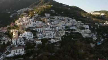 İnsansız hava aracından Vietnam konsolosu Mare ve Salerno İtalyan şehrine. Dağlar, İtalya. Turizm, seyahat ve seyahat kavramı. Güzel doğa.. 