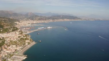 İnsansız hava aracından Vietnam konsolosu Mare ve Salerno İtalyan şehrine. Dağlar, İtalya. Turizm, seyahat ve seyahat kavramı. Güzel doğa.. 
