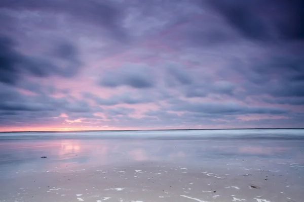 Qingdao amanecer resplandor playa no tripulada — Foto de Stock